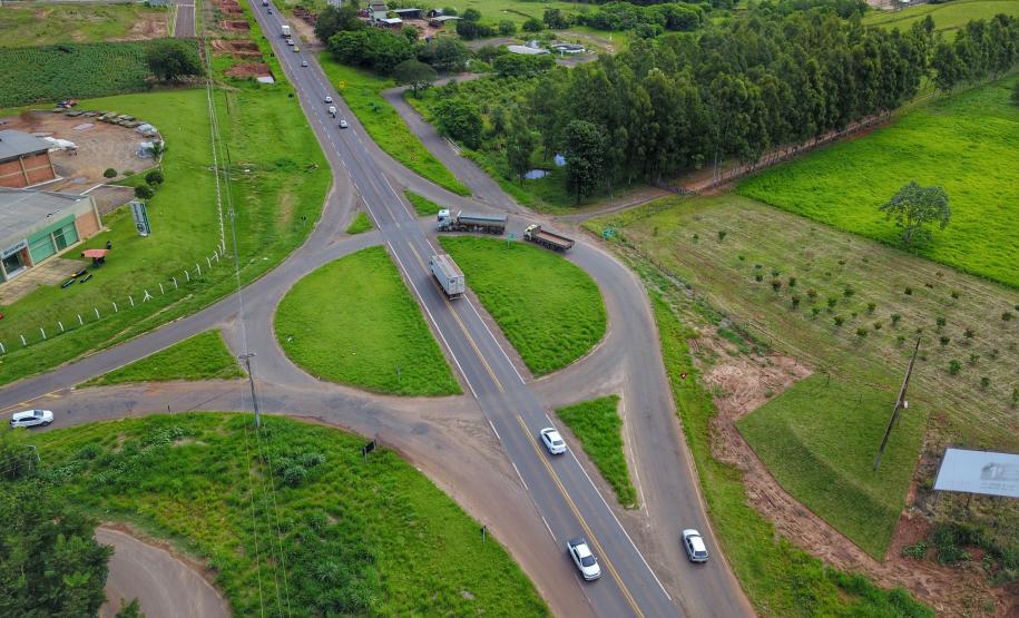 Em visita à 45ª edição da Expo Umuarama na noite desta sexta-feira (15), o governador Carlos Massa Ratinho Junior anunciou um pacote de R$ 54,7 milhões em investimentos na PR-323. Foram assinadas três licitações de obras e projetos de duplicação e ampliação da capacidade de tráfego da rodovia, que é um importante corredor da malha estadual e proporciona ligação com países do Mercosul. Trevio de acesso a Mariluz -  Umuarama, 15/03/2019  -  foto: José Fernando Ogura/ANPr