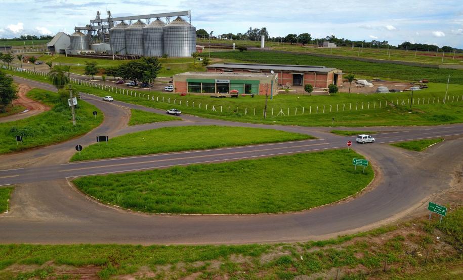 Em visita à 45ª edição da Expo Umuarama na noite desta sexta-feira (15), o governador Carlos Massa Ratinho Junior anunciou um pacote de R$ 54,7 milhões em investimentos na PR-323. Foram assinadas três licitações de obras e projetos de duplicação e ampliação da capacidade de tráfego da rodovia, que é um importante corredor da malha estadual e proporciona ligação com países do Mercosul. Trevio de acesso a Mariluz -  Umuarama, 15/03/2019  -  foto: José Fernando Ogura/ANPr