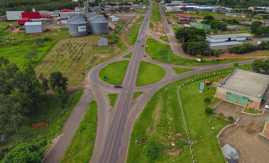 Em visita à 45ª edição da Expo Umuarama na noite desta sexta-feira (15), o governador Carlos Massa Ratinho Junior anunciou um pacote de R$ 54,7 milhões em investimentos na PR-323. Foram assinadas três licitações de obras e projetos de duplicação e ampliação da capacidade de tráfego da rodovia, que é um importante corredor da malha estadual e proporciona ligação com países do Mercosul. Trevio de acesso a Mariluz -  Umuarama, 15/03/2019  -  foto: José Fernando Ogura/ANPr