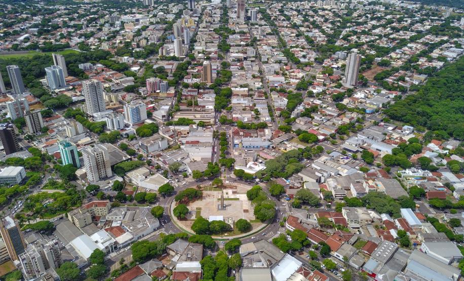 Em visita à 45ª edição da Expo Umuarama na noite desta sexta-feira (15), o governador Carlos Massa Ratinho Junior anunciou um pacote de R$ 54,7 milhões em investimentos na PR-323. Foram assinadas três licitações de obras e projetos de duplicação e ampliação da capacidade de tráfego da rodovia, que é um importante corredor da malha estadual e proporciona ligação com países do Mercosul. -  Umuarama, 15/03/2019  -  foto: José Fernando Ogura/ANPr