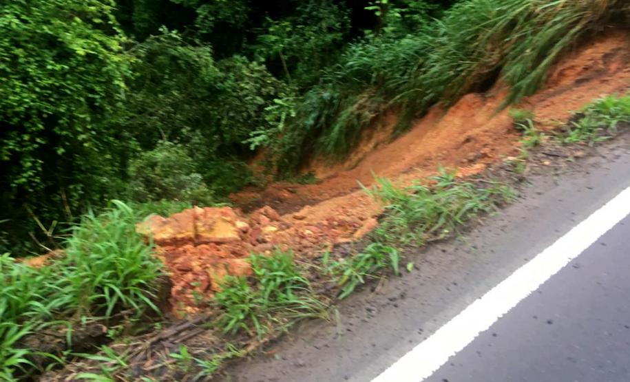 Interdição da PR-340 entre Tibagi e Telêmaco Borba, por conta de um desmoronamento de terra na tarde de sábado (16)  -  Curitiba, 17/03/2019  -  Foto: Divulgação DER