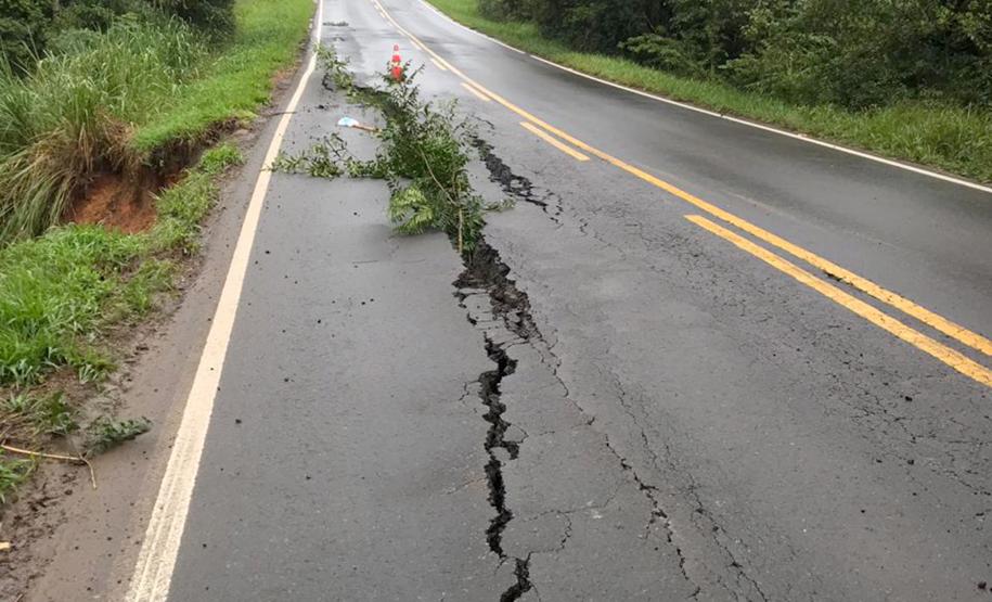 Interdição da PR-340 entre Tibagi e Telêmaco Borba, por conta de um desmoronamento de terra na tarde de sábado (16)  -  Curitiba, 17/03/2019  -  Foto: Divulgação DER