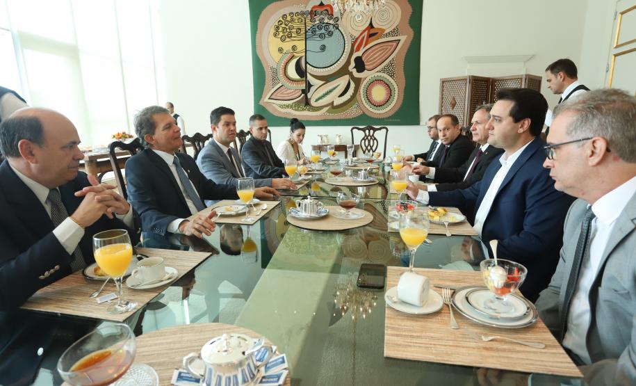 O governador Carlos Massa Ratinho Junior recebeu nesta segunda-feira, no Palácio Iguaçu, o diretor-geral brasileiro da Itaipu Binacional, general Joaquim Silva e Luna.Curitiba, 18-03-19.Foto: Rodrigo Félix Leal / ANPr.