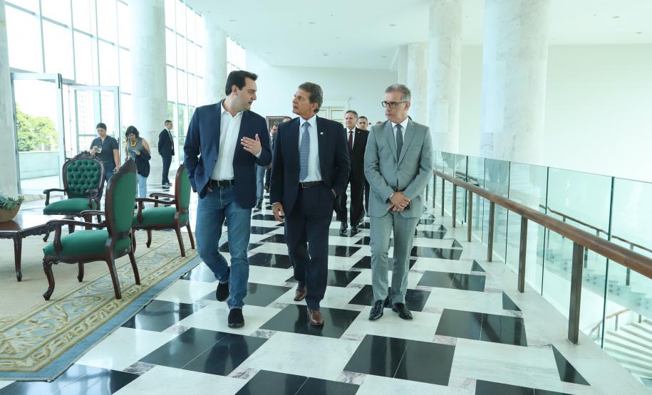O governador Carlos Massa Ratinho Junior recebeu nesta segunda-feira, no Palácio Iguaçu, o diretor-geral brasileiro da Itaipu Binacional, general Joaquim Silva e Luna.Curitiba, 18-03-19.Foto: Rodrigo Félix Leal / ANPr.