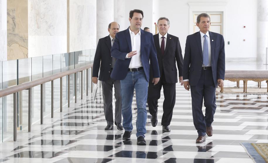 RATINHO JUNIOR RECEBE O DIRETOR-GERAL BRASILEIRO DA ITAIPU BINACIONAL. O governador Carlos Massa Ratinho Junior recebeu nesta segunda-feira, no Palácio Iguaçu, o diretor-geral brasileiro da Itaipu Binacional, general Joaquim Silva e Luna.Curitiba, 18-03-19.Foto: Arnaldo Alves / ANPr.