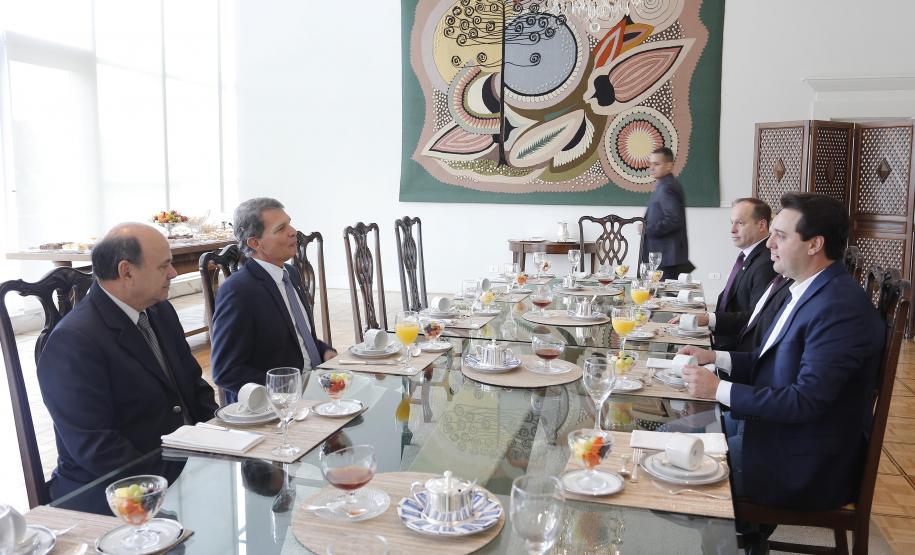 RATINHO JUNIOR RECEBE O DIRETOR-GERAL BRASILEIRO DA ITAIPU BINACIONAL. O governador Carlos Massa Ratinho Junior recebeu nesta segunda-feira, no Palácio Iguaçu, o diretor-geral brasileiro da Itaipu Binacional, general Joaquim Silva e Luna.Curitiba, 18-03-19.Foto: Arnaldo Alves / ANPr.
