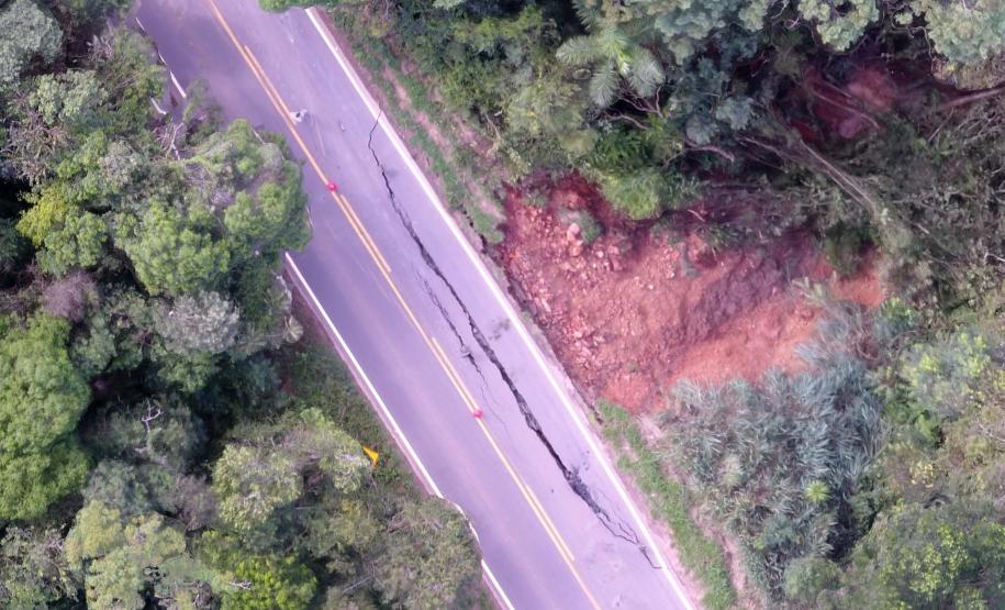 O Departamento de Estradas de Rodagem do Paraná (DER-PR) informa que nesta quarta-feira (20) fará uma nova avaliação do trecho da PR-340 entre os municípios de Tibagi e Telêmaco Borba, nos Campos Gerais, para verificar a possibilidade de liberação do tráfego em meia pista.  -  Foto: Divulgação DER