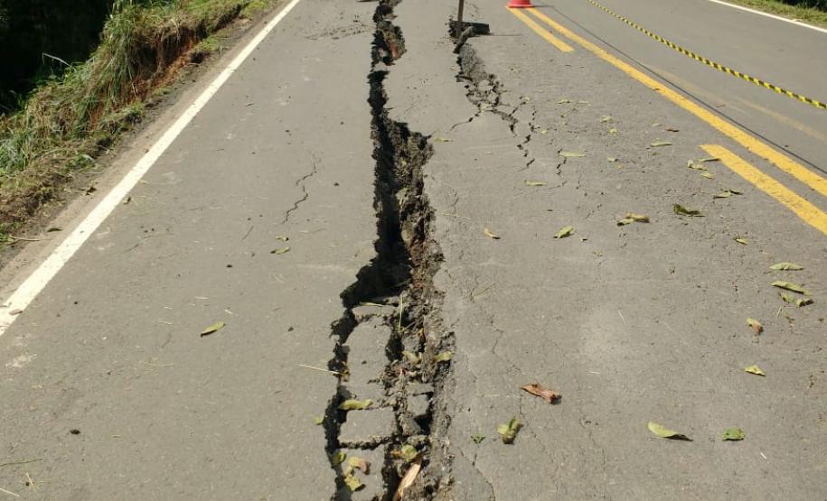 O Departamento de Estradas de Rodagem do Paraná (DER-PR) informa que nesta quarta-feira (20) fará uma nova avaliação do trecho da PR-340 entre os municípios de Tibagi e Telêmaco Borba, nos Campos Gerais, para verificar a possibilidade de liberação do tráfego em meia pista.  -  Foto: Divulgação DER