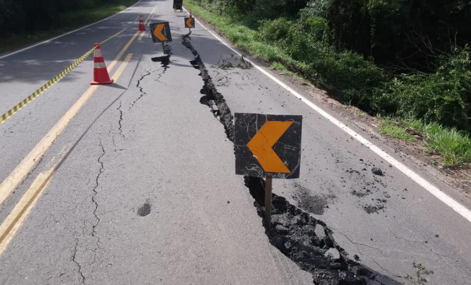 O Departamento de Estradas de Rodagem do Paraná (DER-PR) informa que nesta quarta-feira (20) fará uma nova avaliação do trecho da PR-340 entre os municípios de Tibagi e Telêmaco Borba, nos Campos Gerais, para verificar a possibilidade de liberação do tráfego em meia pista.  -  Foto: Divulgação DER