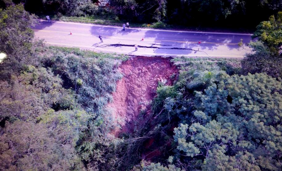 O Departamento de Estradas de Rodagem do Paraná (DER-PR) informa que nesta quarta-feira (20) fará uma nova avaliação do trecho da PR-340 entre os municípios de Tibagi e Telêmaco Borba, nos Campos Gerais, para verificar a possibilidade de liberação do tráfego em meia pista.  -  Foto: Divulgação DER