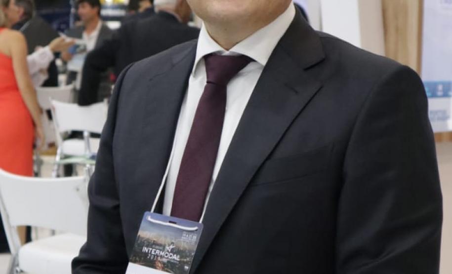 César Soares, do Novo Porto, explica que o projeto de novos negócios considera a discussão e a sinergia com toda comunidade portuária. “O projeto está na fase da emissão da licença de instalação e em três anos devem começar as atividades do empreendimento”.Foto: Claudio Neves/APPA