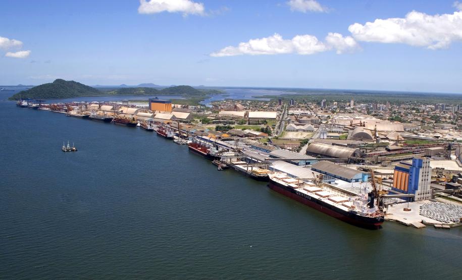 A equipe da Diretoria de Meio Ambiente da Administração dos Portos do Paraná participa, no Porto de Itajaí, em Santa Catarina, do 25º Cooperaportos. O evento termina hoje (22/03), e os profissionais voltam ao Estado com a proposta de que o Porto de Paranaguá sedie a próxima edição do evento, por ser referência nacional em gestão ambiental portuária. -  Foto: Arquivo ANPr