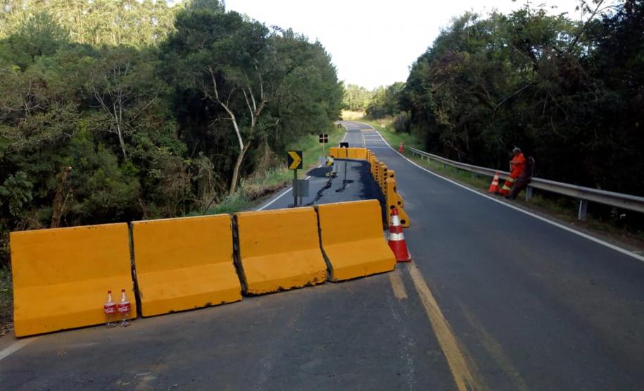 Tráfego na PR-340, entre Tibagi e Telêmaco Borba, foi liberado em meia pista na tarde desta terça-feira (25/3). Foto:DER