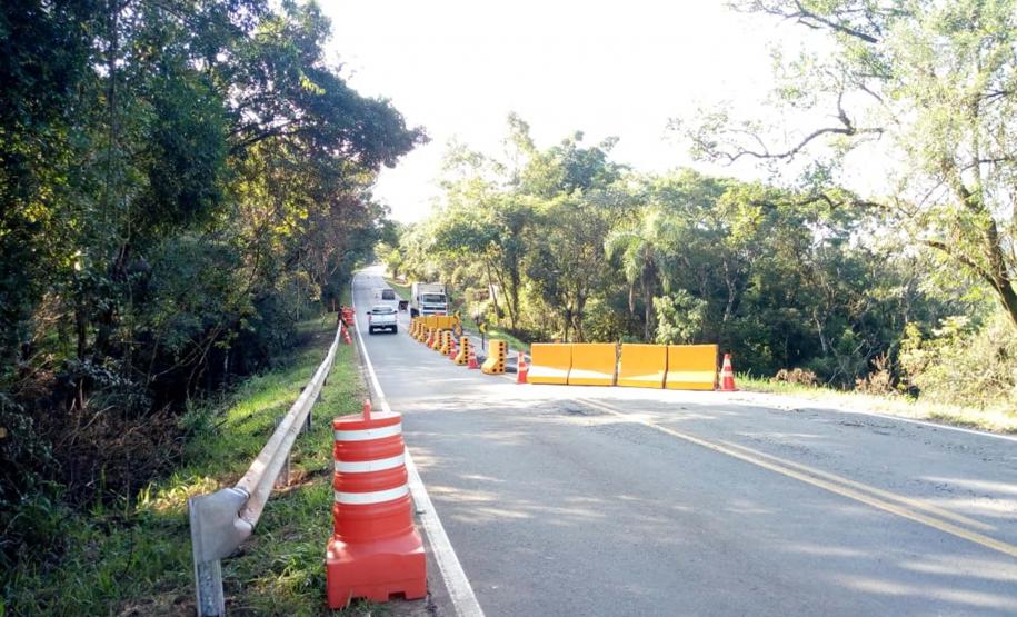 Tráfego na PR-340, entre Tibagi e Telêmaco Borba, foi liberado em meia pista na tarde desta terça-feira (25/3). Foto:DER