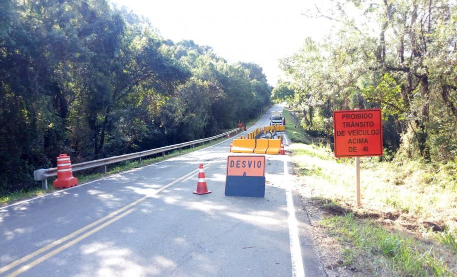 Tráfego na PR-340, entre Tibagi e Telêmaco Borba, foi liberado em meia pista na tarde desta terça-feira (25/3). Foto:DER