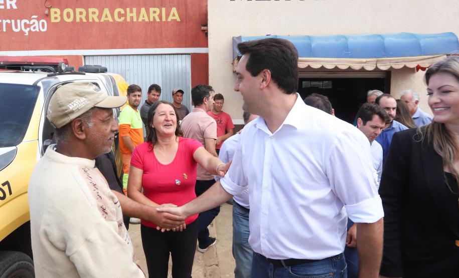 Cerca de oito mil pessoas serão beneficiadas pela obra de pavimentação da Estrada do Socavão, principal distrito de Castro, nos Campos Gerais. Nesta sexta-feira (29), o governador Carlos Massa Ratinho Junior esteve no município e assinou a ordem de serviço para pavimentar um trecho de nove quilômetros da estrada que liga o distrito de Socavão até a região do Pinheirão, em direção à PR-090.  -  Castro, 29/03/2019  -  Foto: Rodrigo Félix Leal/ANPr