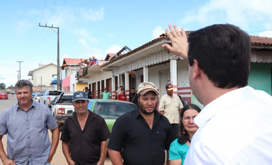 Cerca de oito mil pessoas serão beneficiadas pela obra de pavimentação da Estrada do Socavão, principal distrito de Castro, nos Campos Gerais. Nesta sexta-feira (29), o governador Carlos Massa Ratinho Junior esteve no município e assinou a ordem de serviço para pavimentar um trecho de nove quilômetros da estrada que liga o distrito de Socavão até a região do Pinheirão, em direção à PR-090.  -  Castro, 29/03/2019  -  Foto: Rodrigo Félix Leal/ANPr