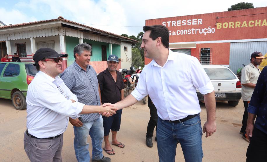 Cerca de oito mil pessoas serão beneficiadas pela obra de pavimentação da Estrada do Socavão, principal distrito de Castro, nos Campos Gerais. Nesta sexta-feira (29), o governador Carlos Massa Ratinho Junior esteve no município e assinou a ordem de serviço para pavimentar um trecho de nove quilômetros da estrada que liga o distrito de Socavão até a região do Pinheirão, em direção à PR-090.  -  Castro, 29/03/2019  -  Foto: Rodrigo Félix Leal/ANPr