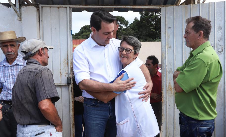 Cerca de oito mil pessoas serão beneficiadas pela obra de pavimentação da Estrada do Socavão, principal distrito de Castro, nos Campos Gerais. Nesta sexta-feira (29), o governador Carlos Massa Ratinho Junior esteve no município e assinou a ordem de serviço para pavimentar um trecho de nove quilômetros da estrada que liga o distrito de Socavão até a região do Pinheirão, em direção à PR-090.  -  Castro, 29/03/2019  -  Foto: Rodrigo Félix Leal/ANPr