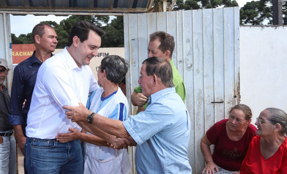 Cerca de oito mil pessoas serão beneficiadas pela obra de pavimentação da Estrada do Socavão, principal distrito de Castro, nos Campos Gerais. Nesta sexta-feira (29), o governador Carlos Massa Ratinho Junior esteve no município e assinou a ordem de serviço para pavimentar um trecho de nove quilômetros da estrada que liga o distrito de Socavão até a região do Pinheirão, em direção à PR-090.  -  Castro, 29/03/2019  -  Foto: Rodrigo Félix Leal/ANPr