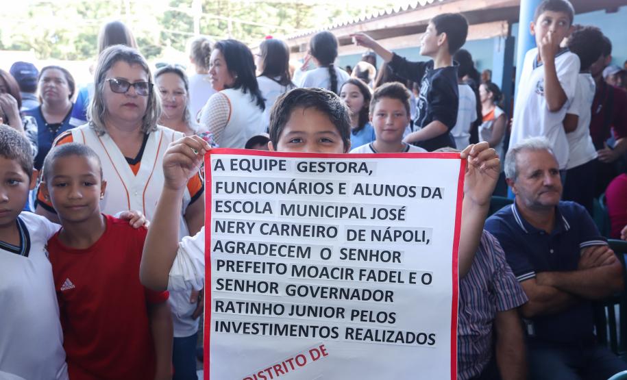 Cerca de oito mil pessoas serão beneficiadas pela obra de pavimentação da Estrada do Socavão, principal distrito de Castro, nos Campos Gerais. Nesta sexta-feira (29), o governador Carlos Massa Ratinho Junior esteve no município e assinou a ordem de serviço para pavimentar um trecho de nove quilômetros da estrada que liga o distrito de Socavão até a região do Pinheirão, em direção à PR-090.  -  Castro, 29/03/2019  -  Foto: Rodrigo Félix Leal/ANPr