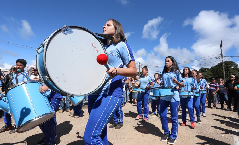 Cerca de oito mil pessoas serão beneficiadas pela obra de pavimentação da Estrada do Socavão, principal distrito de Castro, nos Campos Gerais. Nesta sexta-feira (29), o governador Carlos Massa Ratinho Junior esteve no município e assinou a ordem de serviço para pavimentar um trecho de nove quilômetros da estrada que liga o distrito de Socavão até a região do Pinheirão, em direção à PR-090.  -  Castro, 29/03/2019  -  Foto: Rodrigo Félix Leal/ANPr