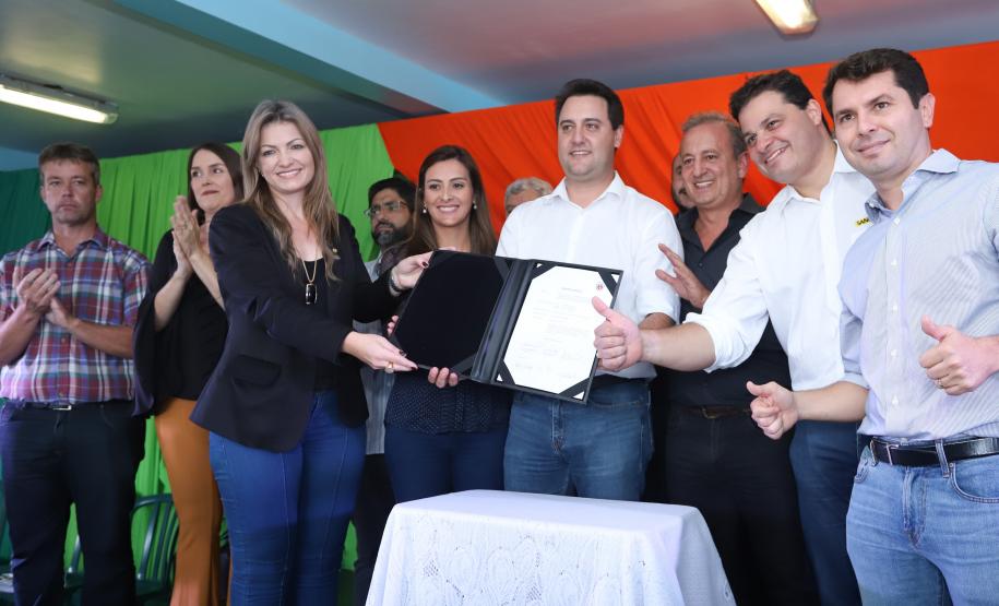 Cerca de oito mil pessoas serão beneficiadas pela obra de pavimentação da Estrada do Socavão, principal distrito de Castro, nos Campos Gerais. Nesta sexta-feira (29), o governador Carlos Massa Ratinho Junior esteve no município e assinou a ordem de serviço para pavimentar um trecho de nove quilômetros da estrada que liga o distrito de Socavão até a região do Pinheirão, em direção à PR-090.  -  Castro, 29/03/2019  -  Foto: Rodrigo Félix Leal/ANPr