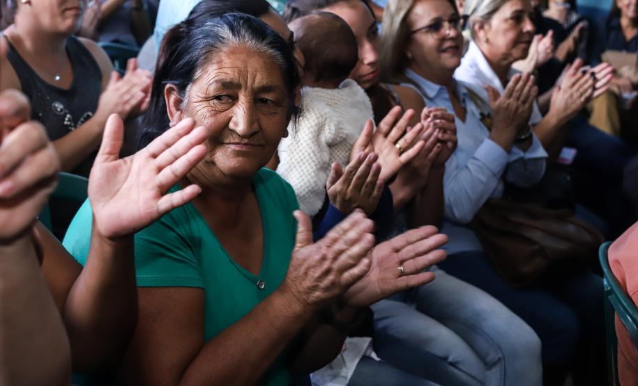 Cerca de oito mil pessoas serão beneficiadas pela obra de pavimentação da Estrada do Socavão, principal distrito de Castro, nos Campos Gerais. Nesta sexta-feira (29), o governador Carlos Massa Ratinho Junior esteve no município e assinou a ordem de serviço para pavimentar um trecho de nove quilômetros da estrada que liga o distrito de Socavão até a região do Pinheirão, em direção à PR-090.  -  Castro, 29/03/2019  -  Foto: Rodrigo Félix Leal/ANPr