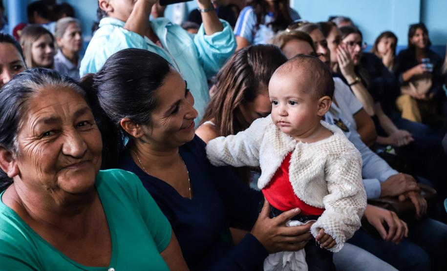 Cerca de oito mil pessoas serão beneficiadas pela obra de pavimentação da Estrada do Socavão, principal distrito de Castro, nos Campos Gerais. Nesta sexta-feira (29), o governador Carlos Massa Ratinho Junior esteve no município e assinou a ordem de serviço para pavimentar um trecho de nove quilômetros da estrada que liga o distrito de Socavão até a região do Pinheirão, em direção à PR-090.  -  Castro, 29/03/2019  -  Foto: Rodrigo Félix Leal/ANPr