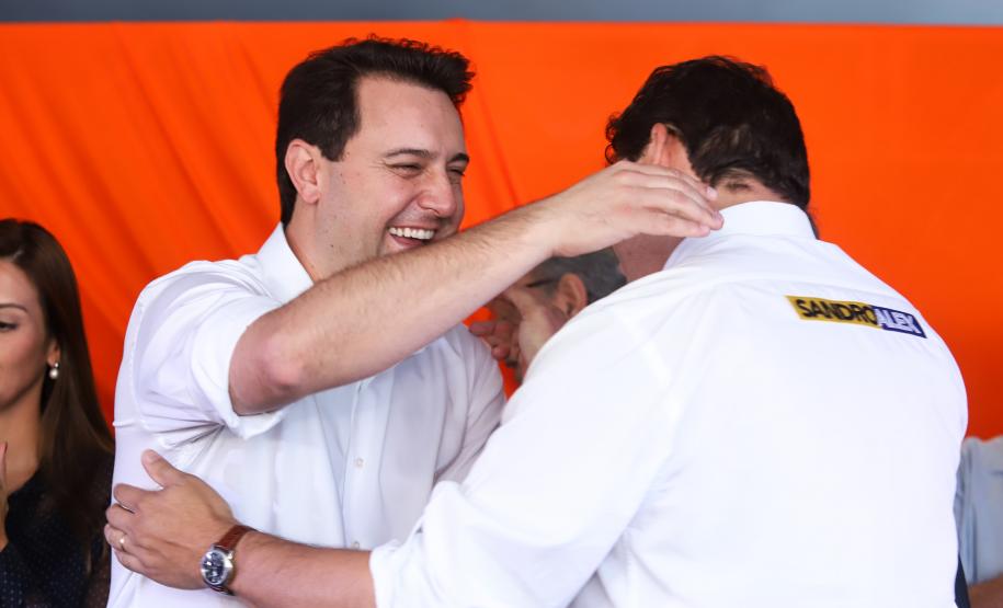 Cerca de oito mil pessoas serão beneficiadas pela obra de pavimentação da Estrada do Socavão, principal distrito de Castro, nos Campos Gerais. Nesta sexta-feira (29), o governador Carlos Massa Ratinho Junior esteve no município e assinou a ordem de serviço para pavimentar um trecho de nove quilômetros da estrada que liga o distrito de Socavão até a região do Pinheirão, em direção à PR-090.  -  Castro, 29/03/2019  -  Foto: Rodrigo Félix Leal/ANPr