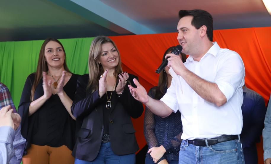 Cerca de oito mil pessoas serão beneficiadas pela obra de pavimentação da Estrada do Socavão, principal distrito de Castro, nos Campos Gerais. Nesta sexta-feira (29), o governador Carlos Massa Ratinho Junior esteve no município e assinou a ordem de serviço para pavimentar um trecho de nove quilômetros da estrada que liga o distrito de Socavão até a região do Pinheirão, em direção à PR-090.  -  Castro, 29/03/2019  -  Foto: Rodrigo Félix Leal/ANPr