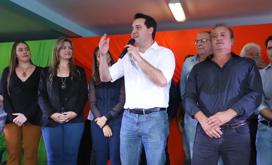 Cerca de oito mil pessoas serão beneficiadas pela obra de pavimentação da Estrada do Socavão, principal distrito de Castro, nos Campos Gerais. Nesta sexta-feira (29), o governador Carlos Massa Ratinho Junior esteve no município e assinou a ordem de serviço para pavimentar um trecho de nove quilômetros da estrada que liga o distrito de Socavão até a região do Pinheirão, em direção à PR-090.  -  Castro, 29/03/2019  -  Foto: Rodrigo Félix Leal/ANPr