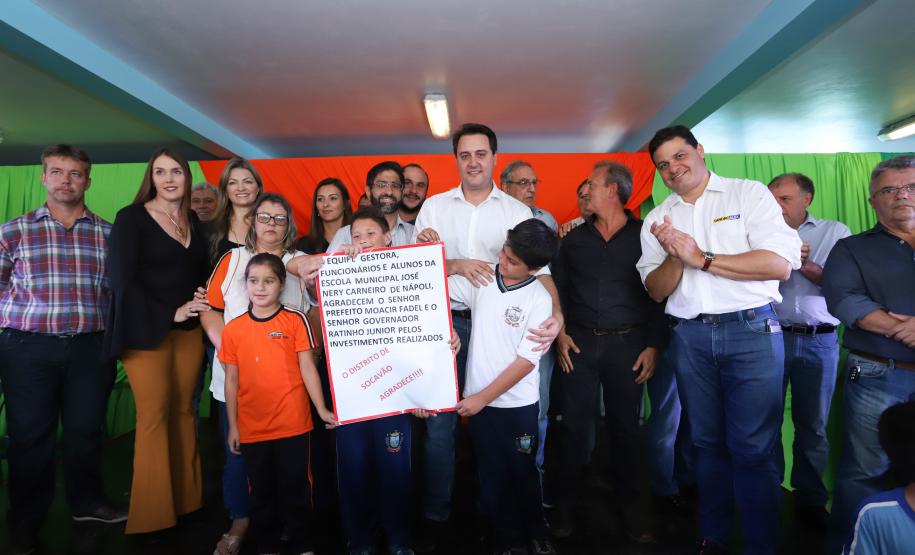 Cerca de oito mil pessoas serão beneficiadas pela obra de pavimentação da Estrada do Socavão, principal distrito de Castro, nos Campos Gerais. Nesta sexta-feira (29), o governador Carlos Massa Ratinho Junior esteve no município e assinou a ordem de serviço para pavimentar um trecho de nove quilômetros da estrada que liga o distrito de Socavão até a região do Pinheirão, em direção à PR-090.  -  Castro, 29/03/2019  -  Foto: Rodrigo Félix Leal/ANPr