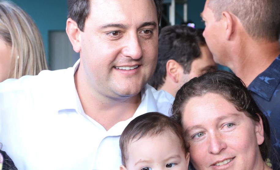 Cerca de oito mil pessoas serão beneficiadas pela obra de pavimentação da Estrada do Socavão, principal distrito de Castro, nos Campos Gerais. Nesta sexta-feira (29), o governador Carlos Massa Ratinho Junior esteve no município e assinou a ordem de serviço para pavimentar um trecho de nove quilômetros da estrada que liga o distrito de Socavão até a região do Pinheirão, em direção à PR-090.  -  Castro, 29/03/2019  -  Foto: Rodrigo Félix Leal/ANPr