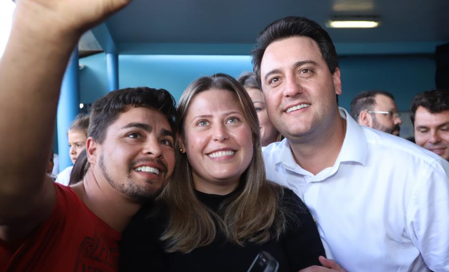 Cerca de oito mil pessoas serão beneficiadas pela obra de pavimentação da Estrada do Socavão, principal distrito de Castro, nos Campos Gerais. Nesta sexta-feira (29), o governador Carlos Massa Ratinho Junior esteve no município e assinou a ordem de serviço para pavimentar um trecho de nove quilômetros da estrada que liga o distrito de Socavão até a região do Pinheirão, em direção à PR-090.  -  Castro, 29/03/2019  -  Foto: Rodrigo Félix Leal/ANPr