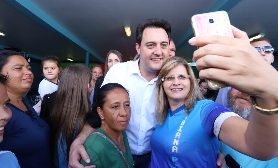 Cerca de oito mil pessoas serão beneficiadas pela obra de pavimentação da Estrada do Socavão, principal distrito de Castro, nos Campos Gerais. Nesta sexta-feira (29), o governador Carlos Massa Ratinho Junior esteve no município e assinou a ordem de serviço para pavimentar um trecho de nove quilômetros da estrada que liga o distrito de Socavão até a região do Pinheirão, em direção à PR-090.  -  Castro, 29/03/2019  -  Foto: Rodrigo Félix Leal/ANPr