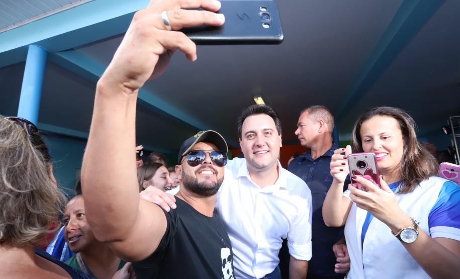 Cerca de oito mil pessoas serão beneficiadas pela obra de pavimentação da Estrada do Socavão, principal distrito de Castro, nos Campos Gerais. Nesta sexta-feira (29), o governador Carlos Massa Ratinho Junior esteve no município e assinou a ordem de serviço para pavimentar um trecho de nove quilômetros da estrada que liga o distrito de Socavão até a região do Pinheirão, em direção à PR-090.  -  Castro, 29/03/2019  -  Foto: Rodrigo Félix Leal/ANPr