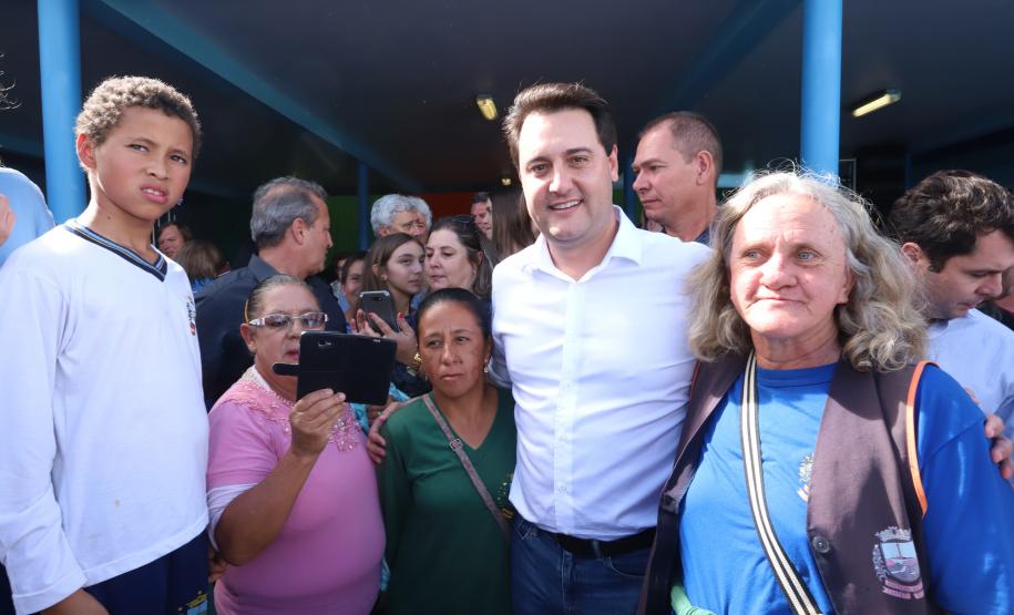 Cerca de oito mil pessoas serão beneficiadas pela obra de pavimentação da Estrada do Socavão, principal distrito de Castro, nos Campos Gerais. Nesta sexta-feira (29), o governador Carlos Massa Ratinho Junior esteve no município e assinou a ordem de serviço para pavimentar um trecho de nove quilômetros da estrada que liga o distrito de Socavão até a região do Pinheirão, em direção à PR-090.  -  Castro, 29/03/2019  -  Foto: Rodrigo Félix Leal/ANPr