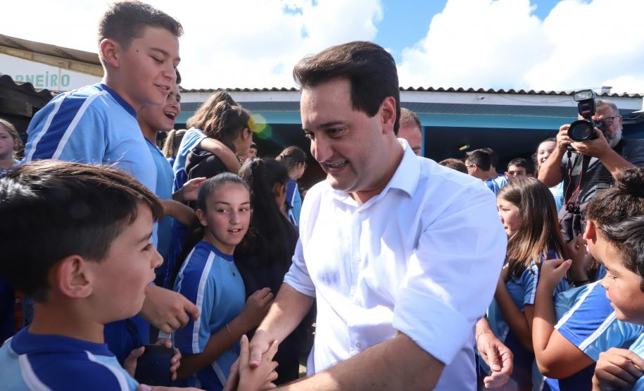 Cerca de oito mil pessoas serão beneficiadas pela obra de pavimentação da Estrada do Socavão, principal distrito de Castro, nos Campos Gerais. Nesta sexta-feira (29), o governador Carlos Massa Ratinho Junior esteve no município e assinou a ordem de serviço para pavimentar um trecho de nove quilômetros da estrada que liga o distrito de Socavão até a região do Pinheirão, em direção à PR-090.  -  Castro, 29/03/2019  -  Foto: Rodrigo Félix Leal/ANPr