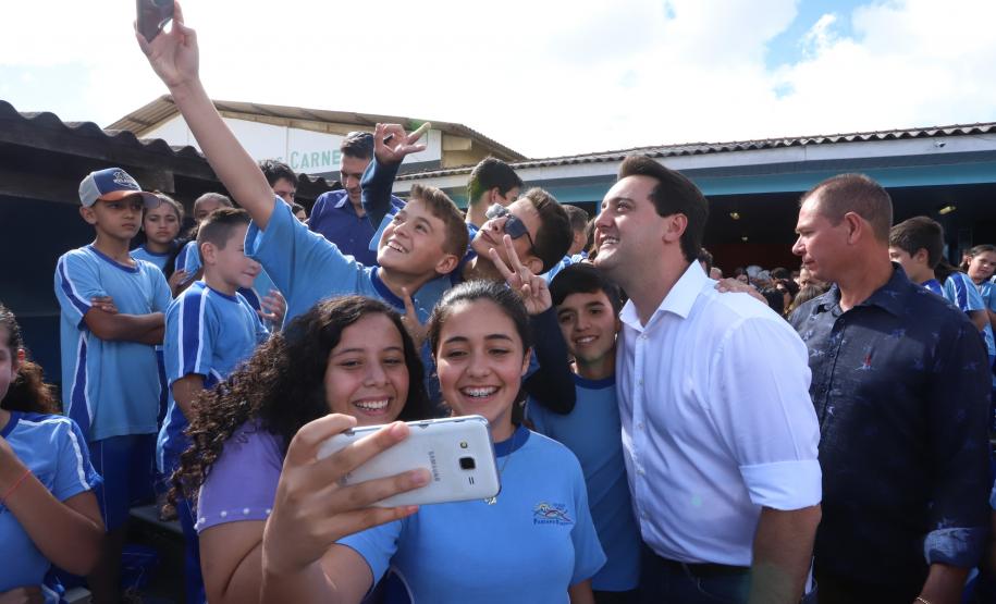 Cerca de oito mil pessoas serão beneficiadas pela obra de pavimentação da Estrada do Socavão, principal distrito de Castro, nos Campos Gerais. Nesta sexta-feira (29), o governador Carlos Massa Ratinho Junior esteve no município e assinou a ordem de serviço para pavimentar um trecho de nove quilômetros da estrada que liga o distrito de Socavão até a região do Pinheirão, em direção à PR-090.  -  Castro, 29/03/2019  -  Foto: Rodrigo Félix Leal/ANPr