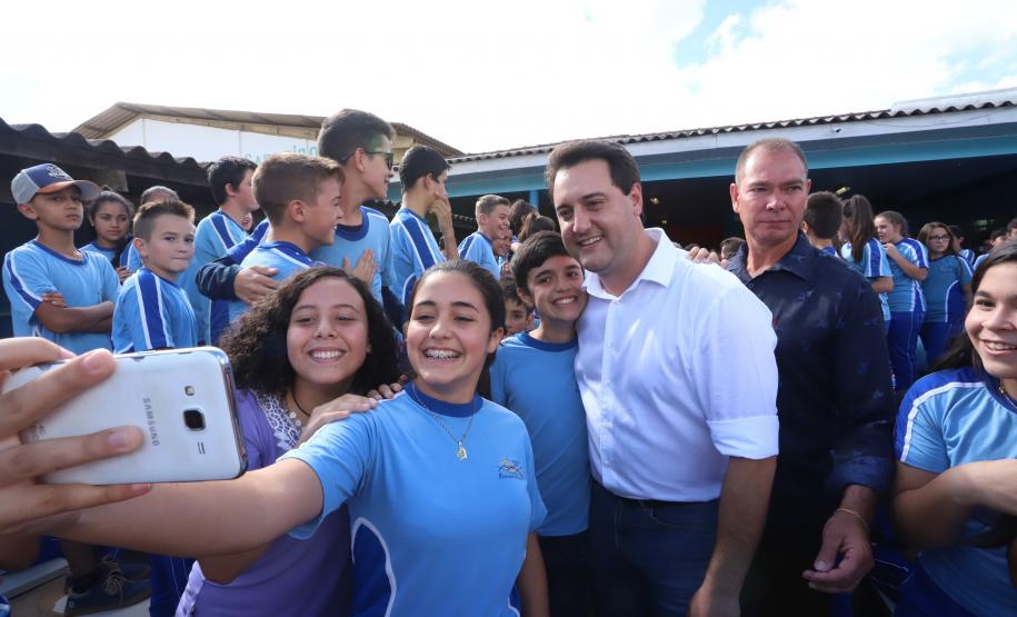 Cerca de oito mil pessoas serão beneficiadas pela obra de pavimentação da Estrada do Socavão, principal distrito de Castro, nos Campos Gerais. Nesta sexta-feira (29), o governador Carlos Massa Ratinho Junior esteve no município e assinou a ordem de serviço para pavimentar um trecho de nove quilômetros da estrada que liga o distrito de Socavão até a região do Pinheirão, em direção à PR-090.  -  Castro, 29/03/2019  -  Foto: Rodrigo Félix Leal/ANPr