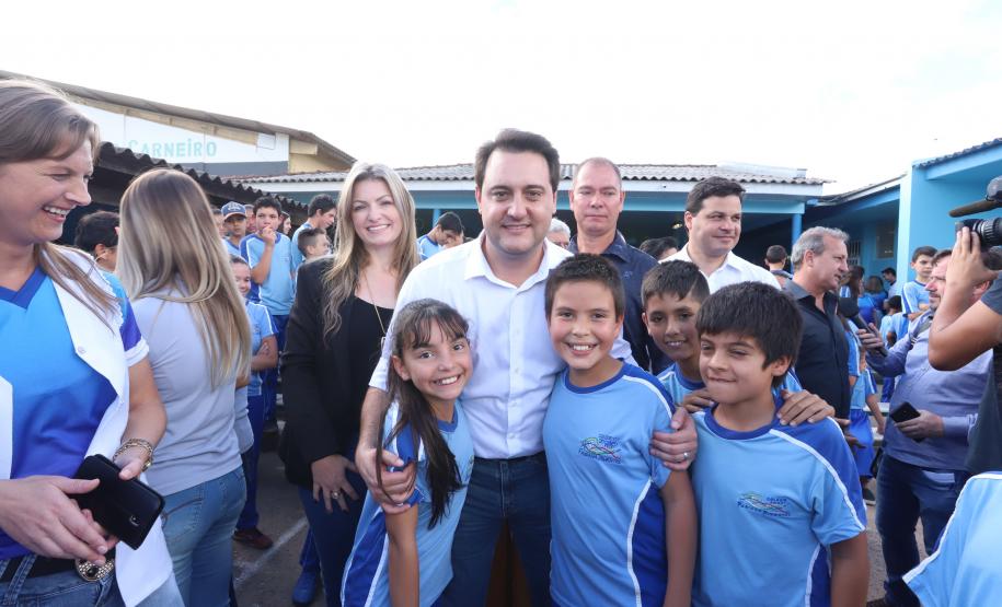 Cerca de oito mil pessoas serão beneficiadas pela obra de pavimentação da Estrada do Socavão, principal distrito de Castro, nos Campos Gerais. Nesta sexta-feira (29), o governador Carlos Massa Ratinho Junior esteve no município e assinou a ordem de serviço para pavimentar um trecho de nove quilômetros da estrada que liga o distrito de Socavão até a região do Pinheirão, em direção à PR-090.  -  Castro, 29/03/2019  -  Foto: Rodrigo Félix Leal/ANPr