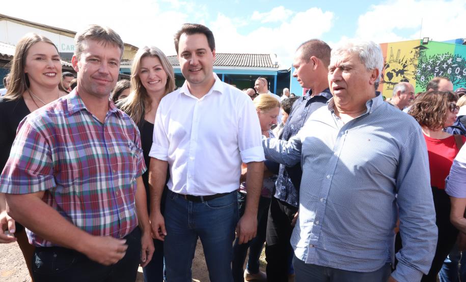 Cerca de oito mil pessoas serão beneficiadas pela obra de pavimentação da Estrada do Socavão, principal distrito de Castro, nos Campos Gerais. Nesta sexta-feira (29), o governador Carlos Massa Ratinho Junior esteve no município e assinou a ordem de serviço para pavimentar um trecho de nove quilômetros da estrada que liga o distrito de Socavão até a região do Pinheirão, em direção à PR-090.  -  Castro, 29/03/2019  -  Foto: Rodrigo Félix Leal/ANPr