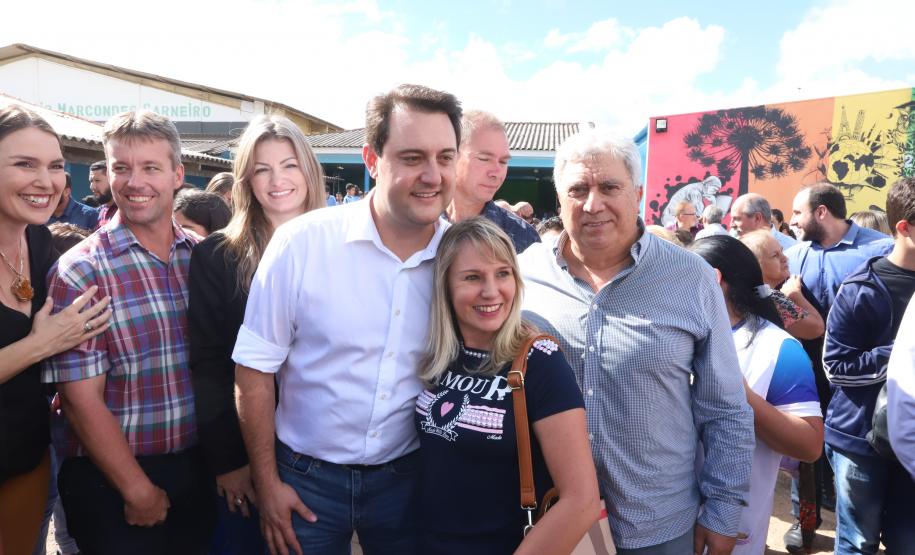 Cerca de oito mil pessoas serão beneficiadas pela obra de pavimentação da Estrada do Socavão, principal distrito de Castro, nos Campos Gerais. Nesta sexta-feira (29), o governador Carlos Massa Ratinho Junior esteve no município e assinou a ordem de serviço para pavimentar um trecho de nove quilômetros da estrada que liga o distrito de Socavão até a região do Pinheirão, em direção à PR-090.  -  Castro, 29/03/2019  -  Foto: Rodrigo Félix Leal/ANPr