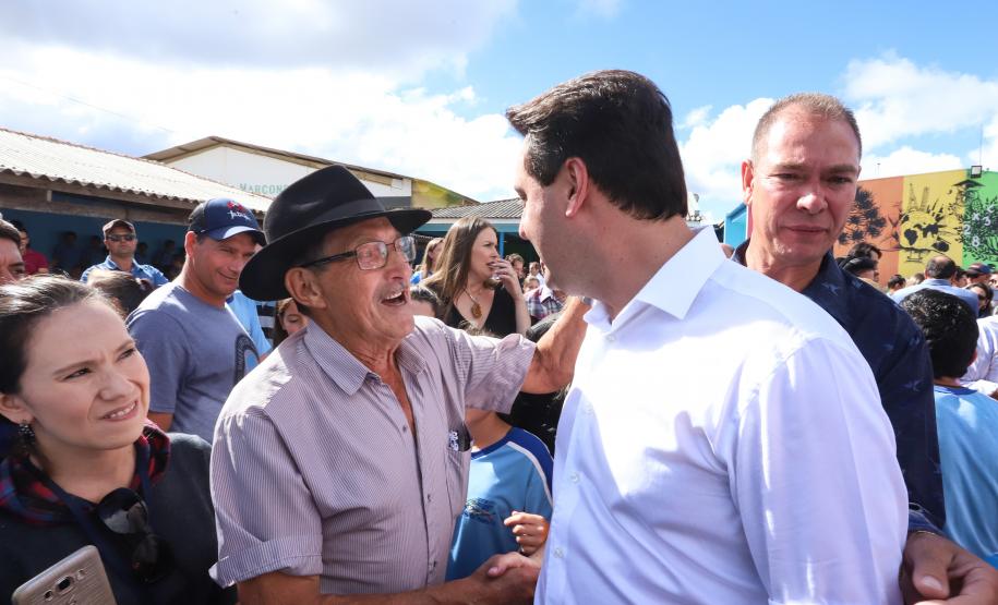 Cerca de oito mil pessoas serão beneficiadas pela obra de pavimentação da Estrada do Socavão, principal distrito de Castro, nos Campos Gerais. Nesta sexta-feira (29), o governador Carlos Massa Ratinho Junior esteve no município e assinou a ordem de serviço para pavimentar um trecho de nove quilômetros da estrada que liga o distrito de Socavão até a região do Pinheirão, em direção à PR-090.  -  Castro, 29/03/2019  -  Foto: Rodrigo Félix Leal/ANPr