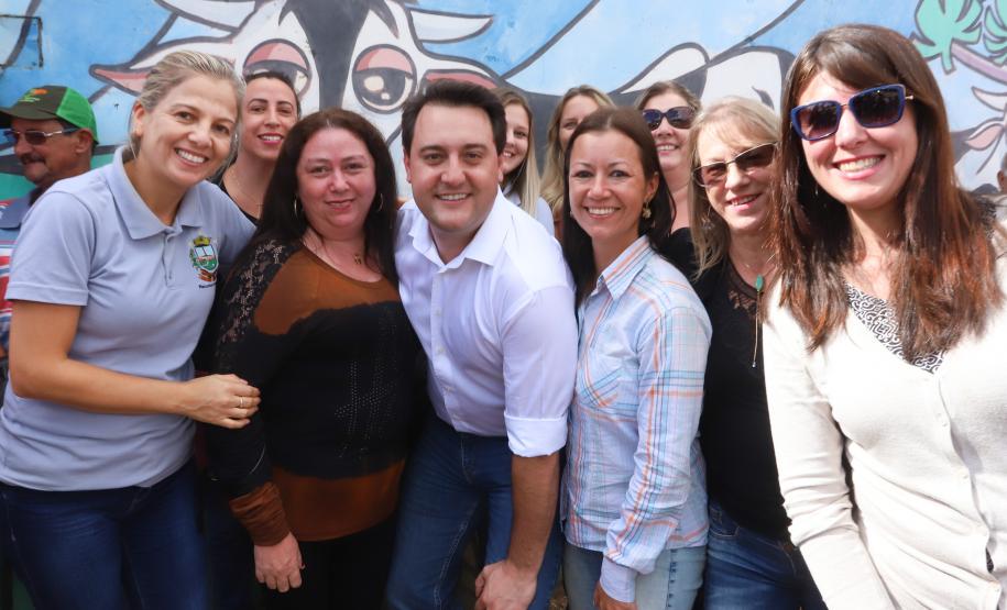 Cerca de oito mil pessoas serão beneficiadas pela obra de pavimentação da Estrada do Socavão, principal distrito de Castro, nos Campos Gerais. Nesta sexta-feira (29), o governador Carlos Massa Ratinho Junior esteve no município e assinou a ordem de serviço para pavimentar um trecho de nove quilômetros da estrada que liga o distrito de Socavão até a região do Pinheirão, em direção à PR-090.  -  Castro, 29/03/2019  -  Foto: Rodrigo Félix Leal/ANPr