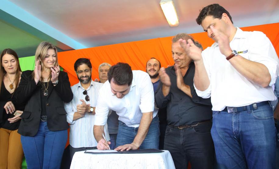 Governador Carlos Massa Ratinho Junior autoriza o início das obras de pavimentação de 9 quilômetros da estrada do Socavão, em Castro. Foto: Jaelson Lucas/ANPr