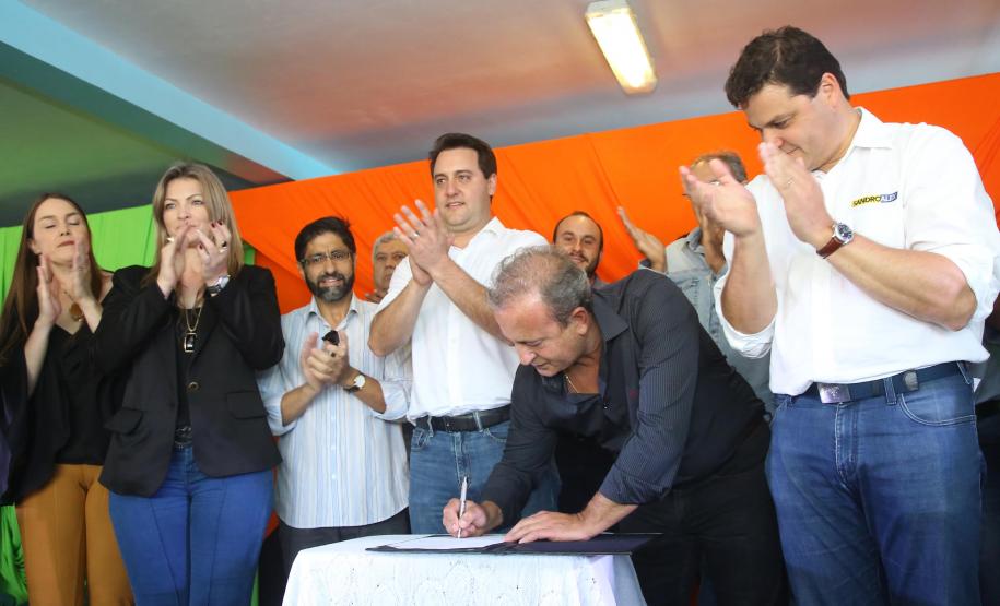 Governador Carlos Massa Ratinho Junior autoriza o início das obras de pavimentação de 9 quilômetros da estrada do Socavão, em Castro. Foto: Jaelson Lucas/ANPr