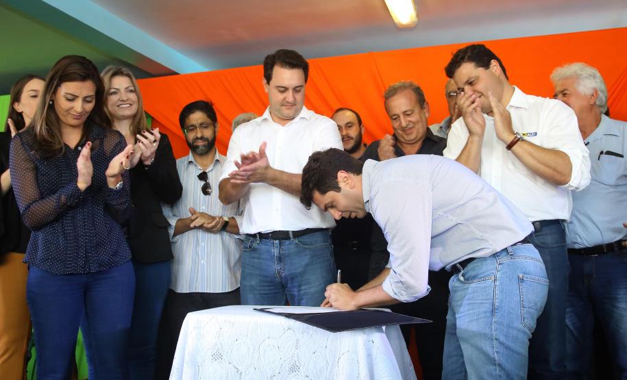 Governador Carlos Massa Ratinho Junior autoriza o início das obras de pavimentação de 9 quilômetros da estrada do Socavão, em Castro. Foto: Jaelson Lucas/ANPr