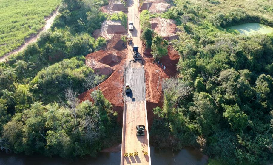 O Departamento de Estradas de Rodagem do Paraná (DER-PR) vai liberar na manhã deste sábado (30) o tráfego sobre a ponte do Rio da Anta, na PR-082. O trecho liga o município de Douradina à Santa Felicidade, distrito de Tapira, no Noroeste do Estado. O local estava totalmente interditado desde 7 de janeiro, quando parte do pavimento da cabeceira da ponte cedeu na altura do km 568 devido às chuvas.  -  Curitiba, 29/03/2019  -  Foto: Divulgação DER